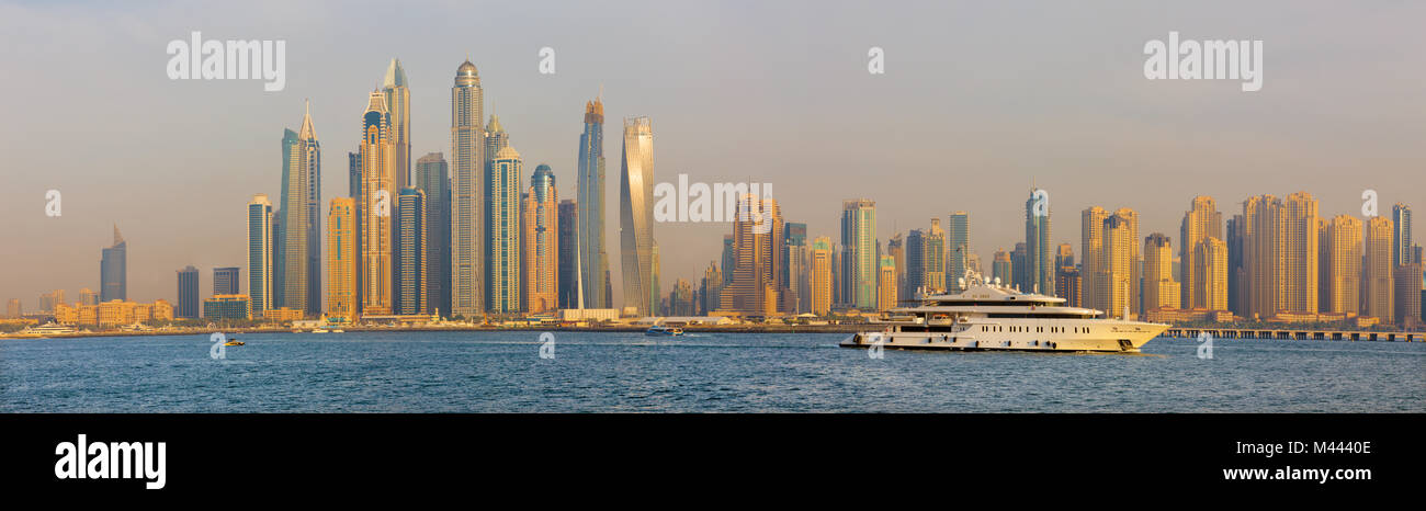 Dubai - Serata panorama di Marina Towers dal Palm Island wth di yacht di lusso. Foto Stock