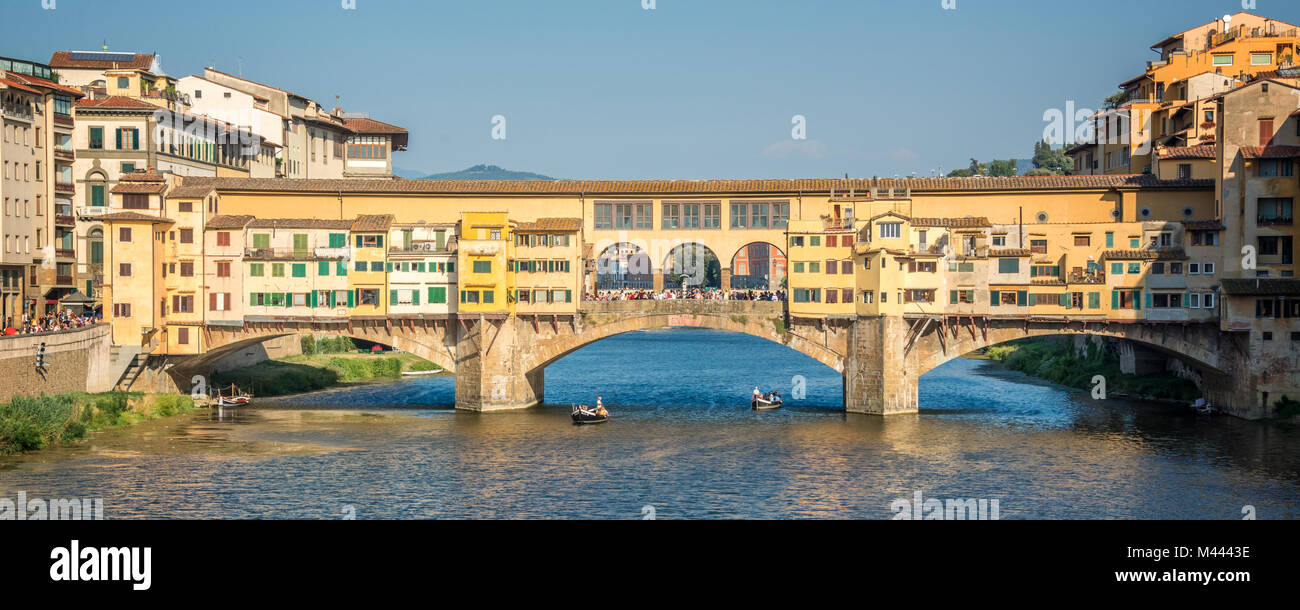 Ponte Vecchio oltre il fiume Arno in Firenze, Toscana, Italia Foto Stock