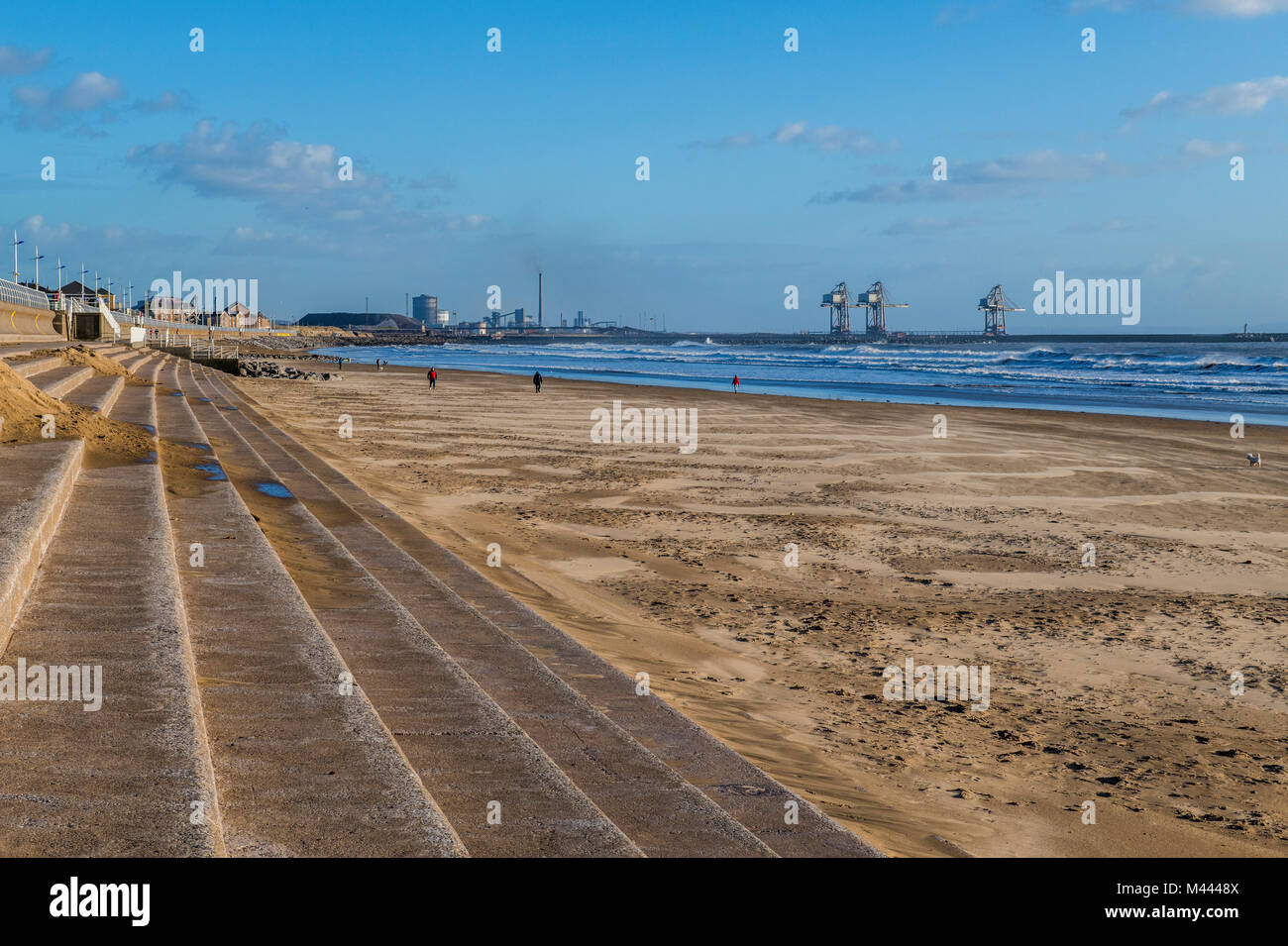 Aberavon Beach guardando ad est verso le opere in acciaio e il dock gru, Galles del Sud Foto Stock