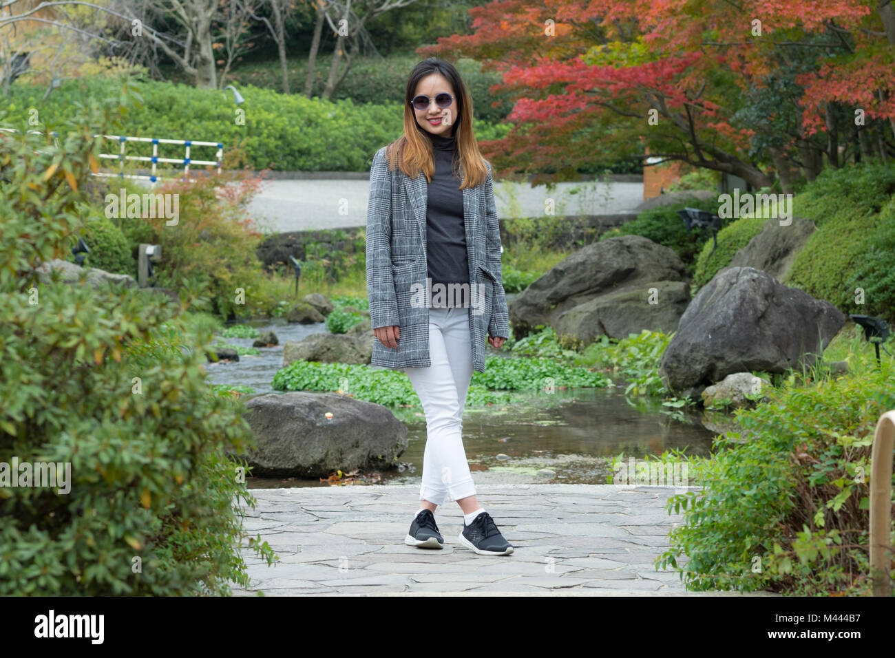 Bella donna in posa di un giardino giapponese Foto Stock