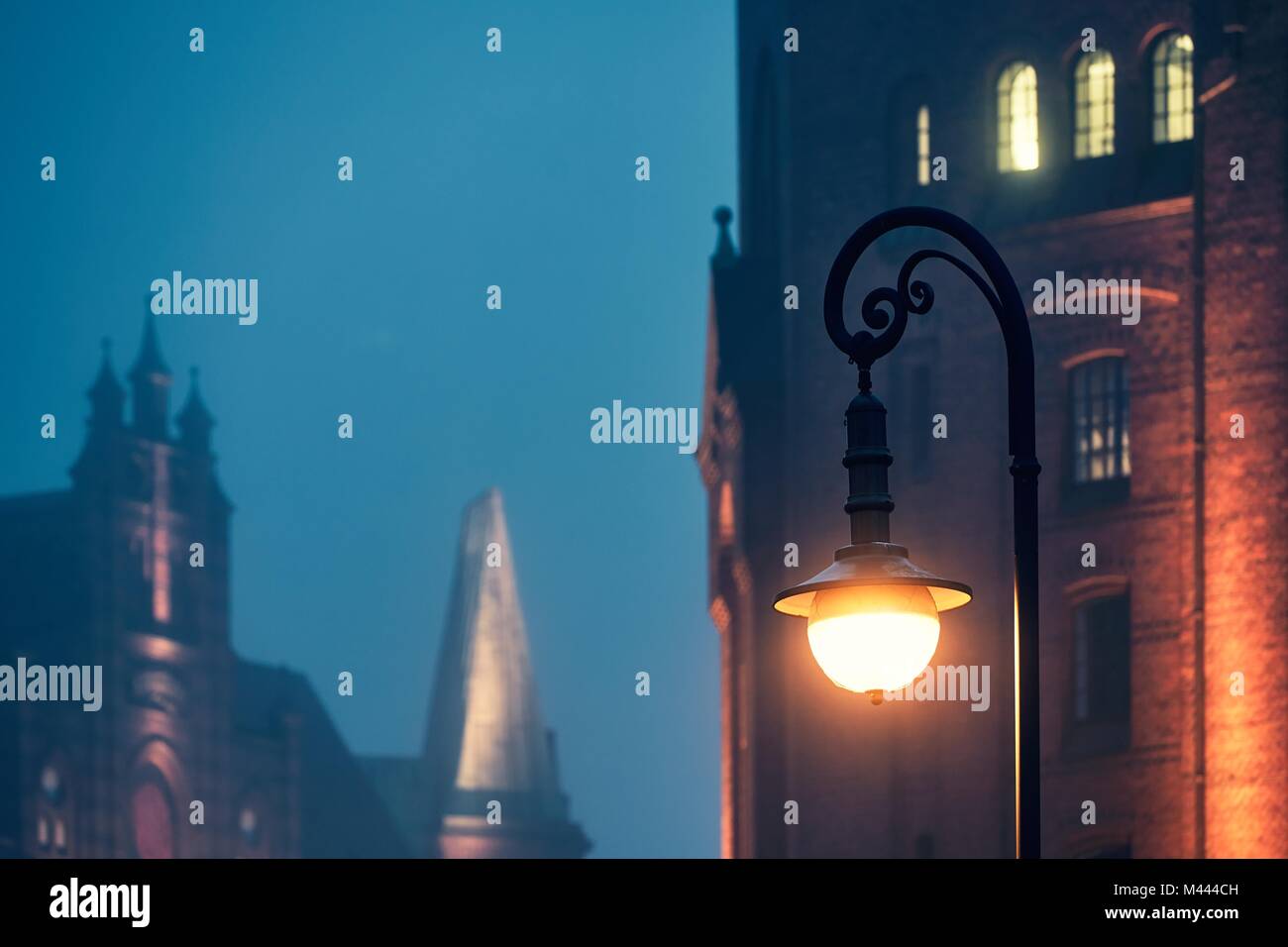 Strada storica lampada nel centro città. Amburgo (Germania) nella notte. Foto Stock