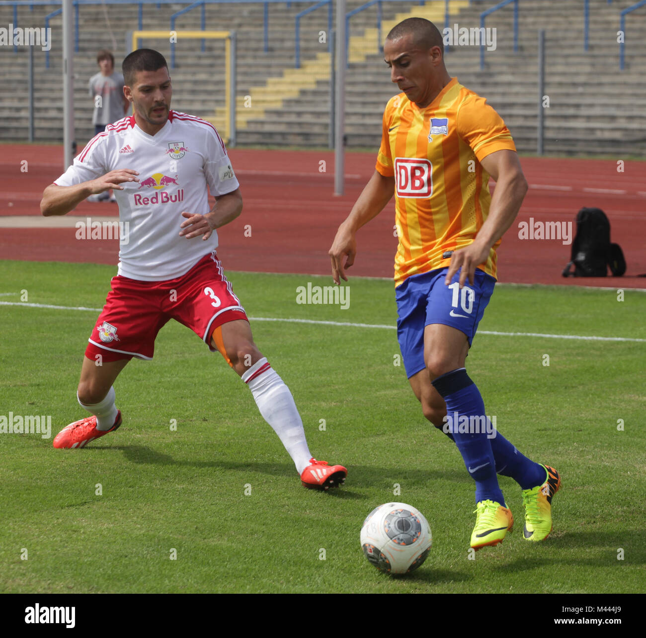Antony Jung (RBL) e Anis Ben-Hatina (Hertha) Foto Stock