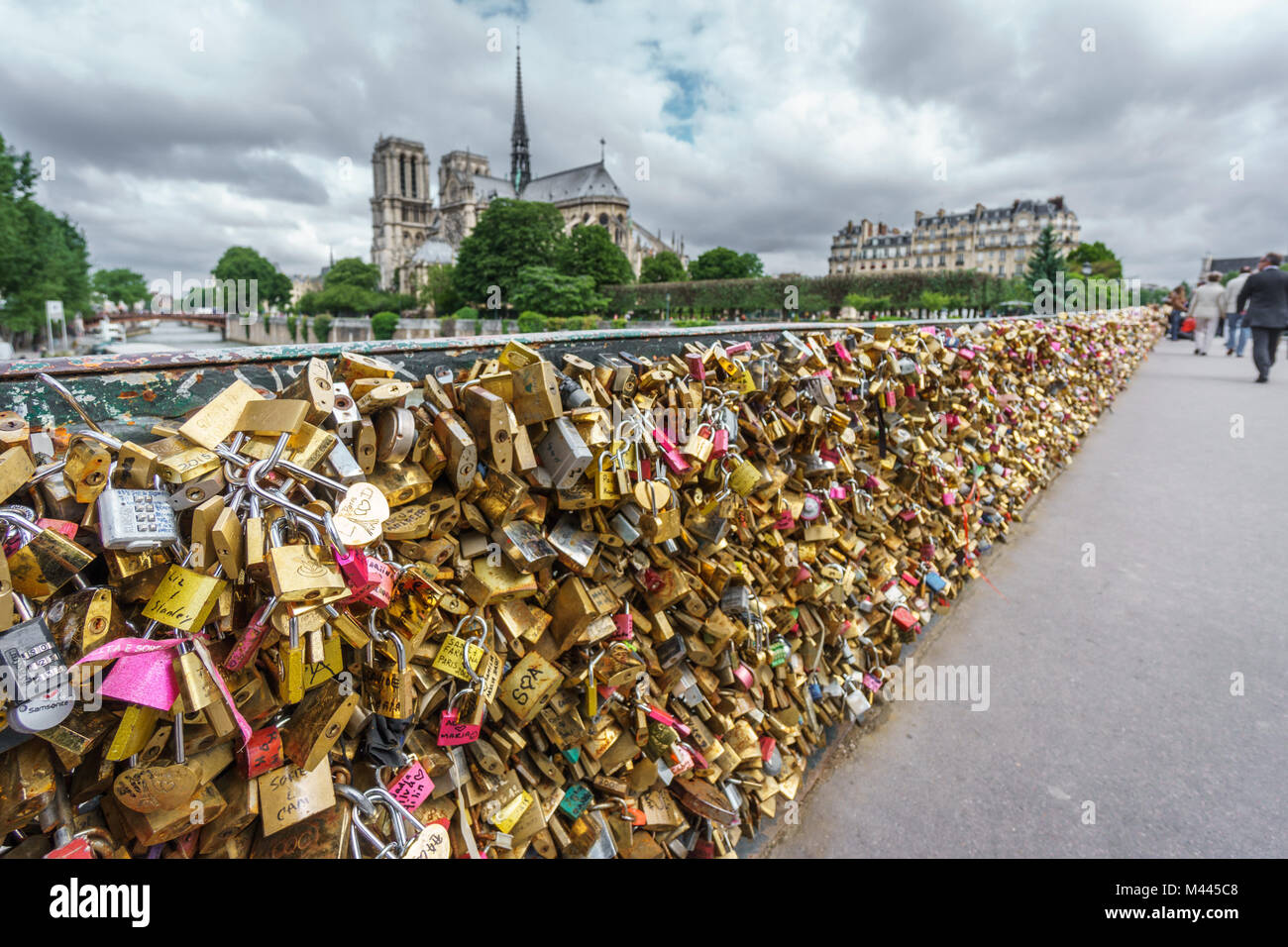 Parigi, Francia - 15 Marzo 2015: Pont de l Archeveche con amore i lucchetti di Parigi con la cattedrale di Notre Dame in background Foto Stock