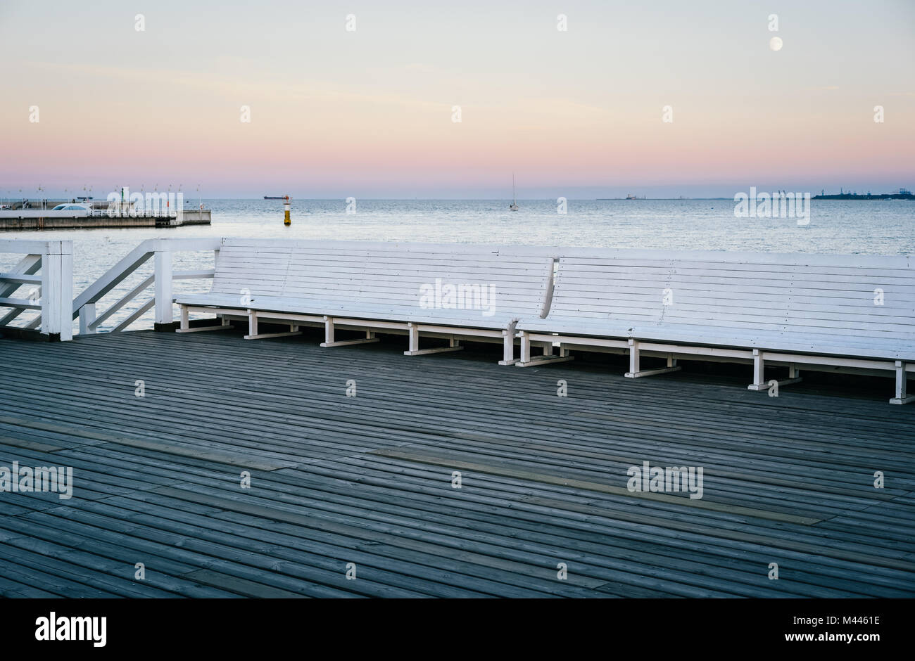 Una serata serena con luna piena al molo di Sopot, Pomeranian, Polonia Foto Stock