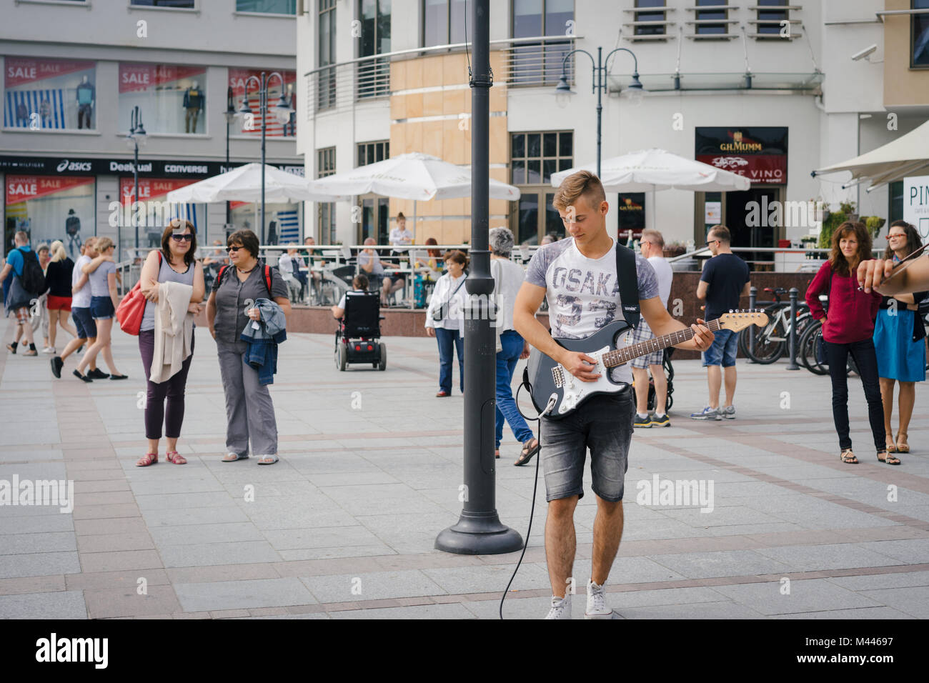 SOPOT, Polonia - 10 settembre 2016: musicista di strada suonando la chitarra vivono per le strade di una città balneare in Pomerania orientale Foto Stock