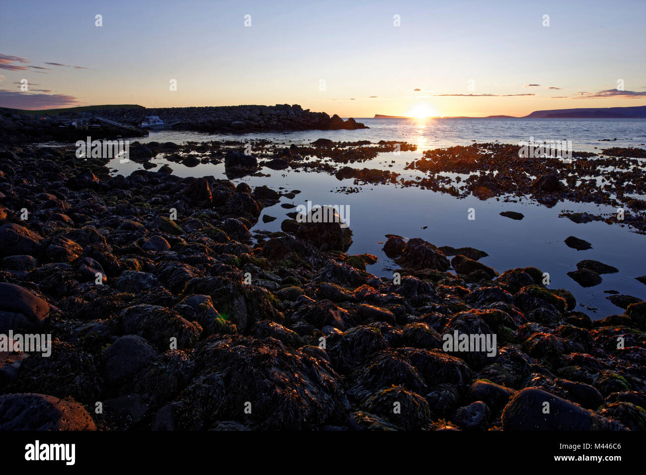 Drangey ist eine unbewohnte isländische Insel, die in der Mitte des Skagafjörður Fjordes gelegen ist. Foto Stock
