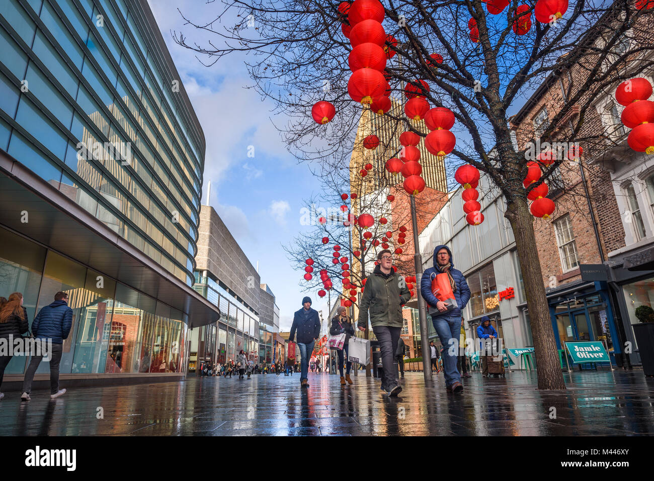 LIVERPOOL, Regno Unito - 11 febbraio 2018: lanterne pendenti da alberi in Liverpool One shopping per festeggiare il nuovo anno cinese. Liverpool ha th Foto Stock