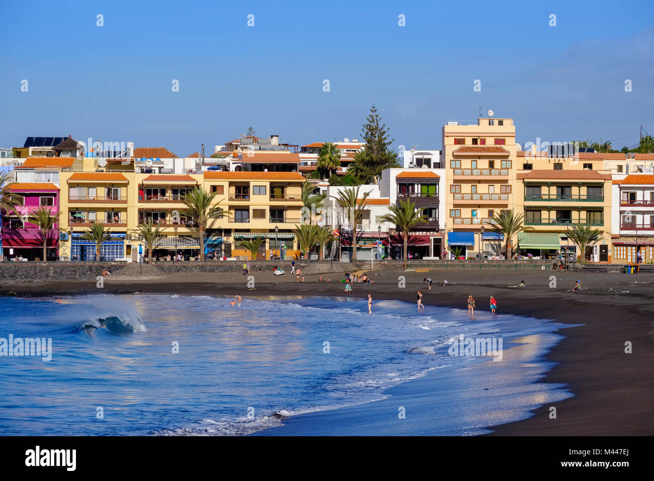 Lava nera beach con surf,La Playa,Valle Gran Rey,La Gomera,Isole Canarie,Spagna Foto Stock