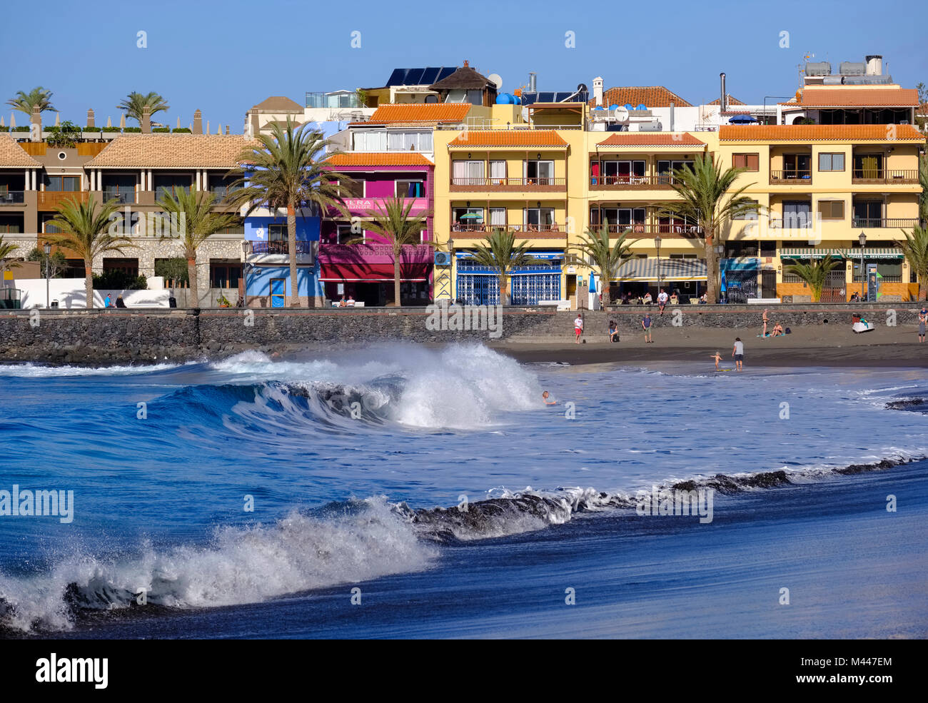 Lava nera beach con surf,La Playa,Valle Gran Rey,La Gomera,Isole Canarie,Spagna Foto Stock