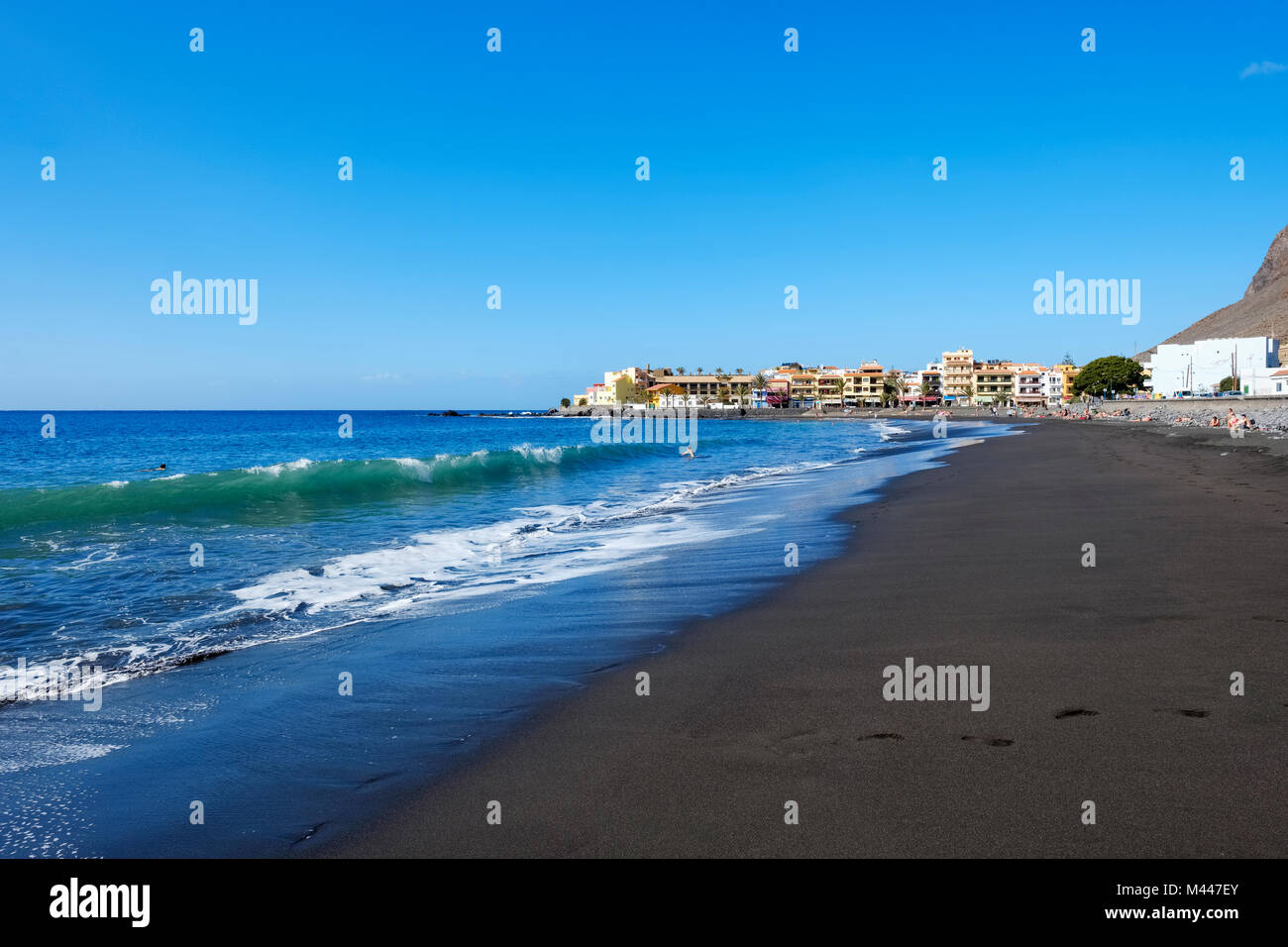 Lava nera beach con surf,La Playa,Valle Gran Rey,La Gomera,Isole Canarie,Spagna Foto Stock