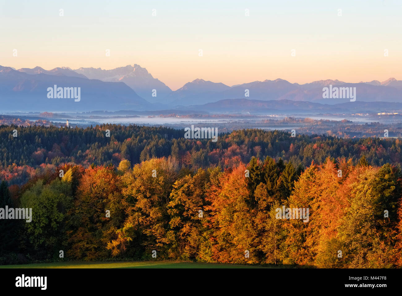 Atmosfera di mattina,vista da Peretshofener Höhe vicino Dietramszell,Königsdorf con Zugspitze e Ammergauer Alpi Foto Stock
