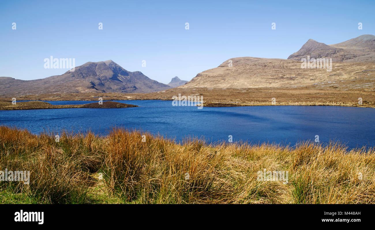 Cul Beag, Stac Pollaidh e Cul Mor si vede attraverso Lochan un AIS, dalla rupe Knockan Visitor Center, Northwest Highlands Geopark, Highlands scozzesi, REGNO UNITO Foto Stock