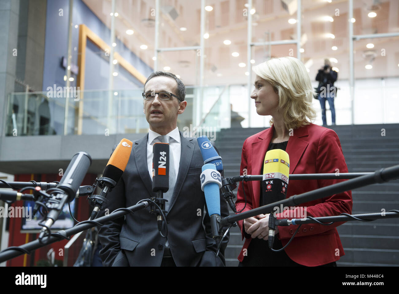 Maas e Schwesig a livello federale conferenza stampa a Berlino. Foto Stock