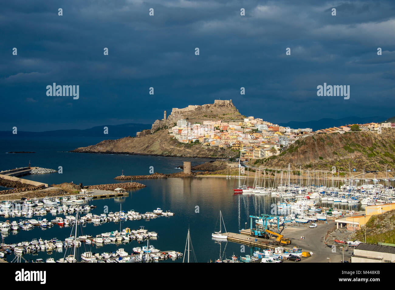 Luce drammatica sopra il borgo antico di Castelsardo con il suo porto,Sardegna,Italia Foto Stock