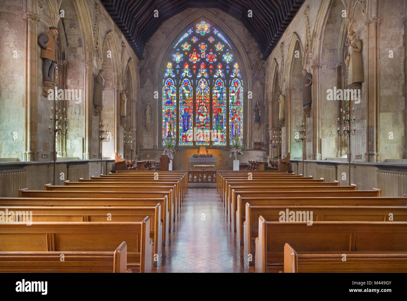 Londra, Gran Bretagna - 16 settembre 2017: la navata gothc chiesa St Etheldreda con il vetro macchiato da Joseph Edward Nuttgens (1952). Foto Stock