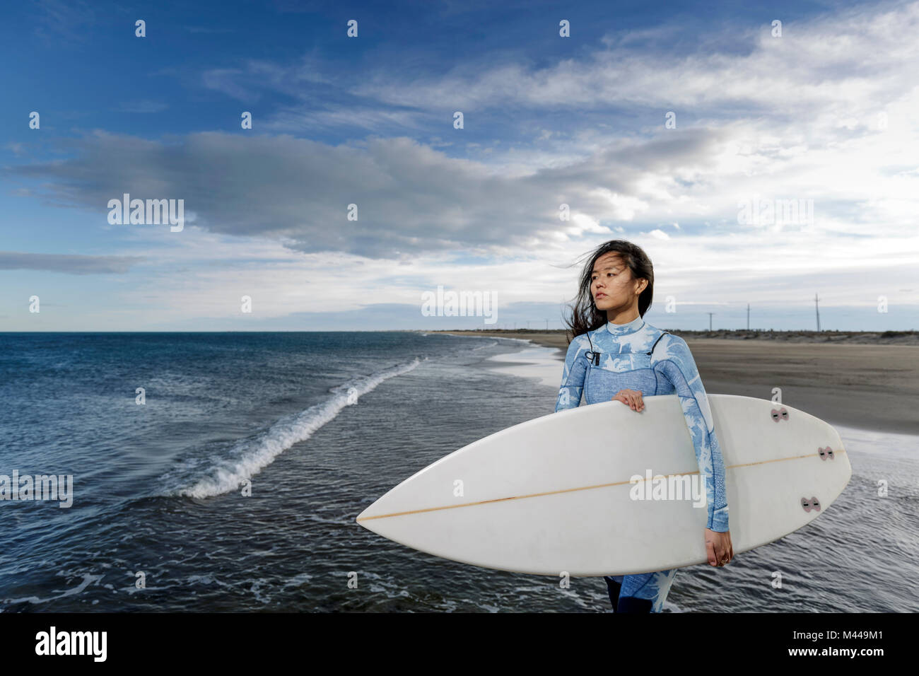 Giovani femmine surfer sulla spiaggia, Tarragona Catalogna Foto Stock
