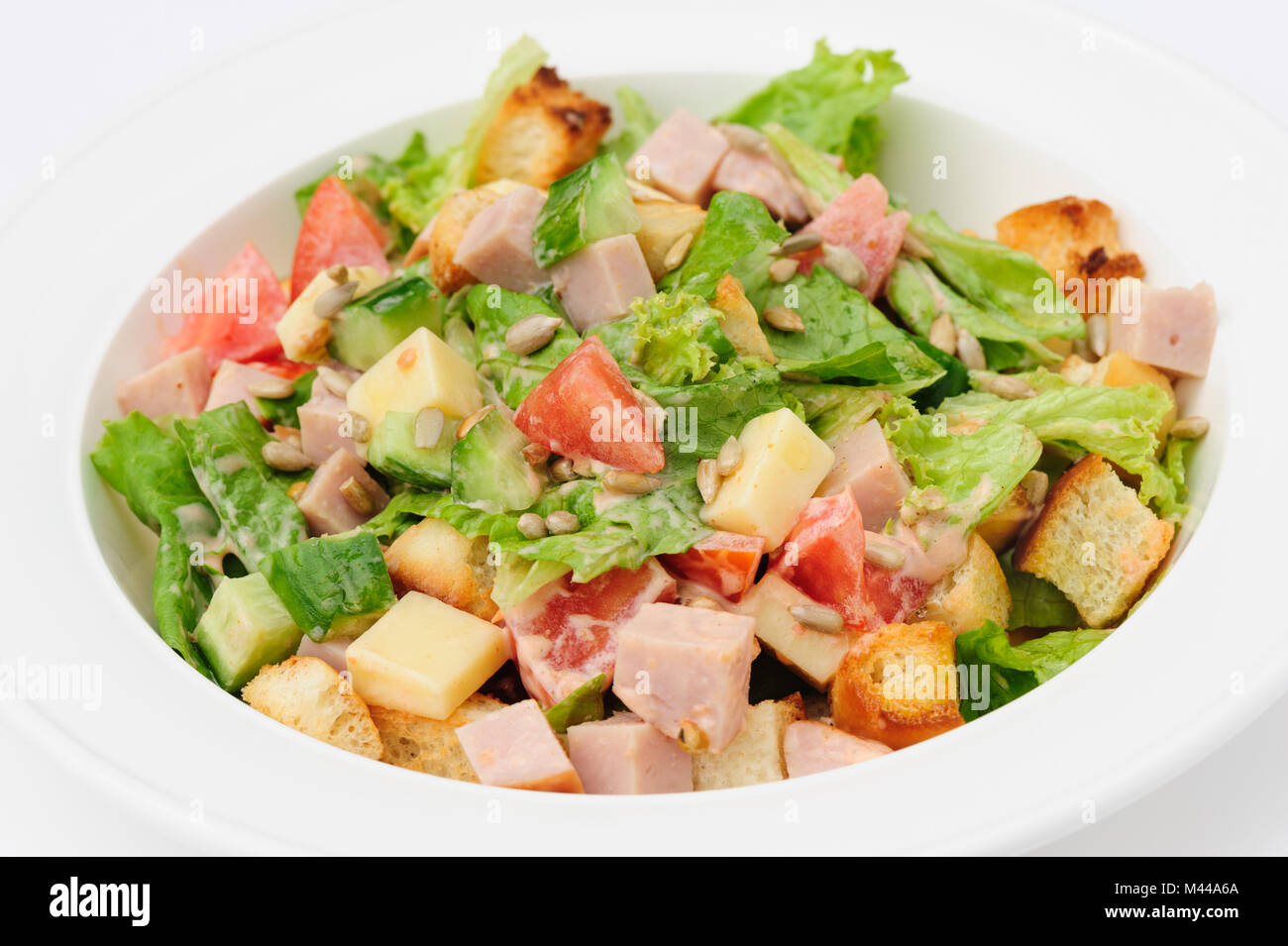 Insalata con formaggio, prosciutto e verdure fresche Foto Stock