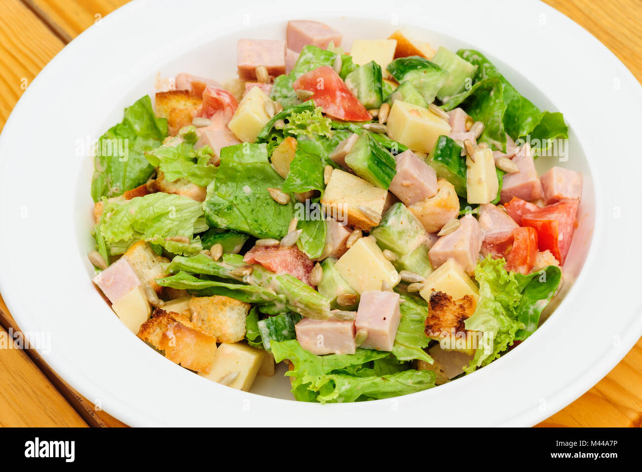 Insalata con formaggio, prosciutto e verdure fresche Foto Stock