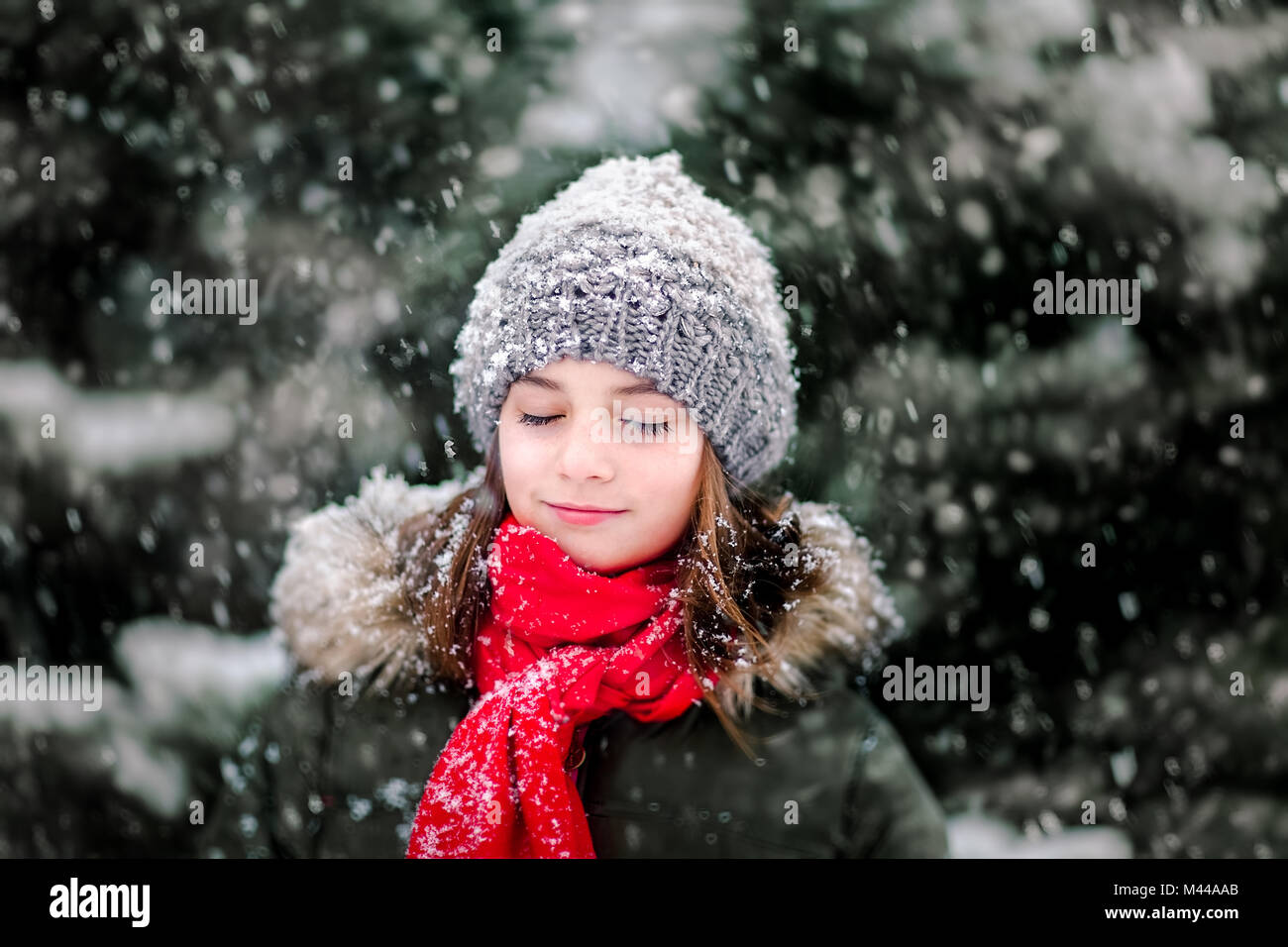 Ritratto di ragazza in caduta di neve Foto Stock