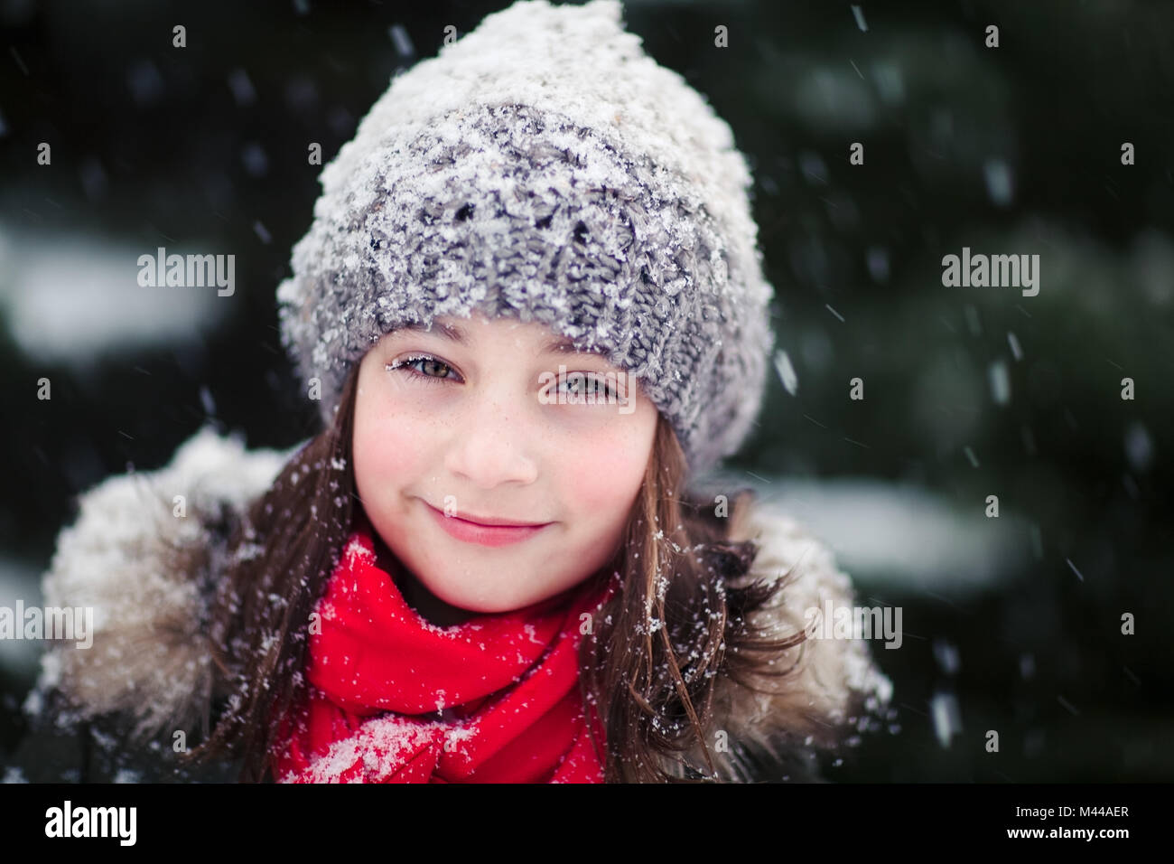 Ritratto di ragazza in caduta di neve Foto Stock