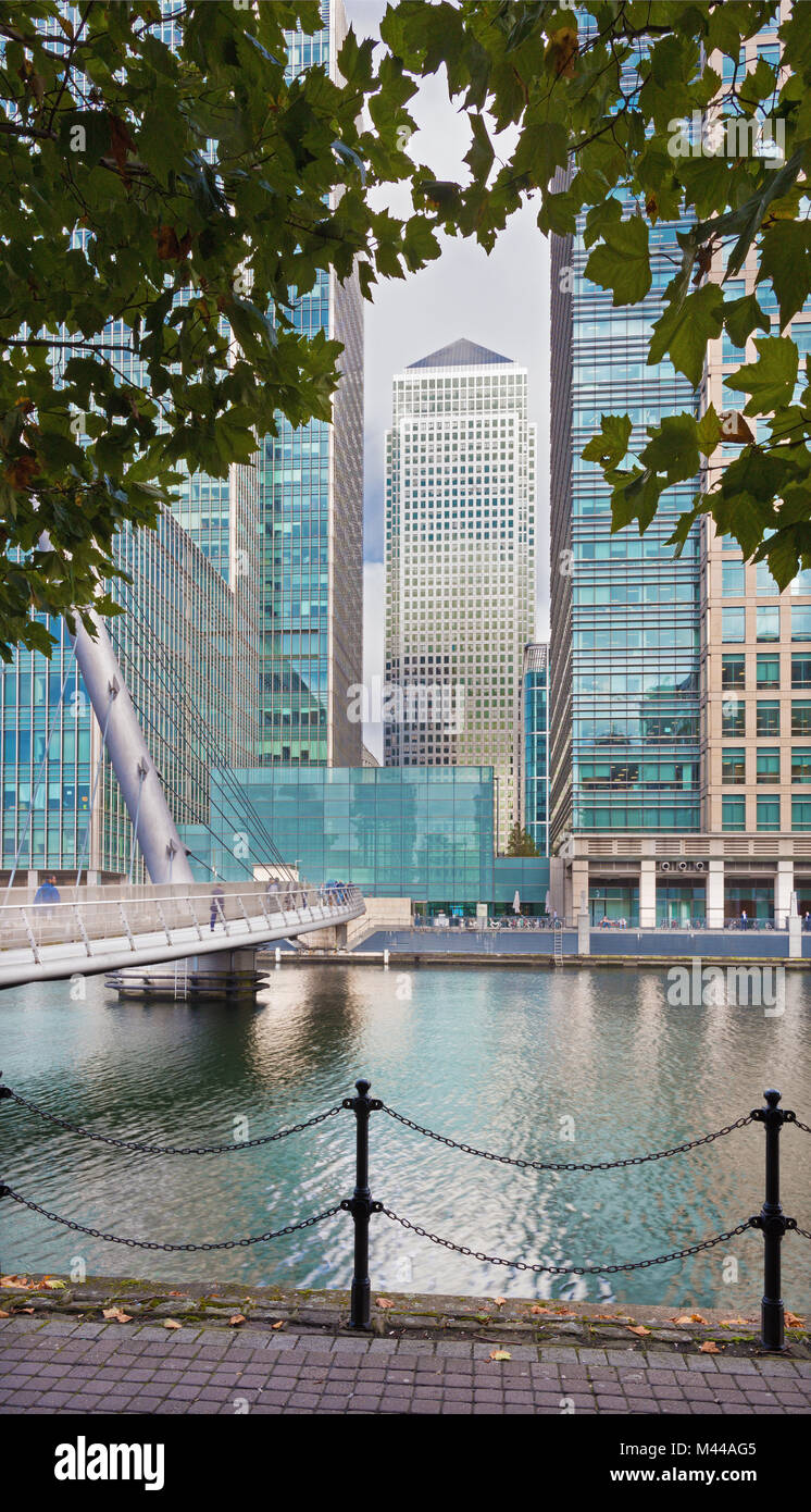 Londra, Gran Bretagna - 19 settembre 2017: Il Canary Wharf Tower e moderno ponte otenza il canale. Foto Stock