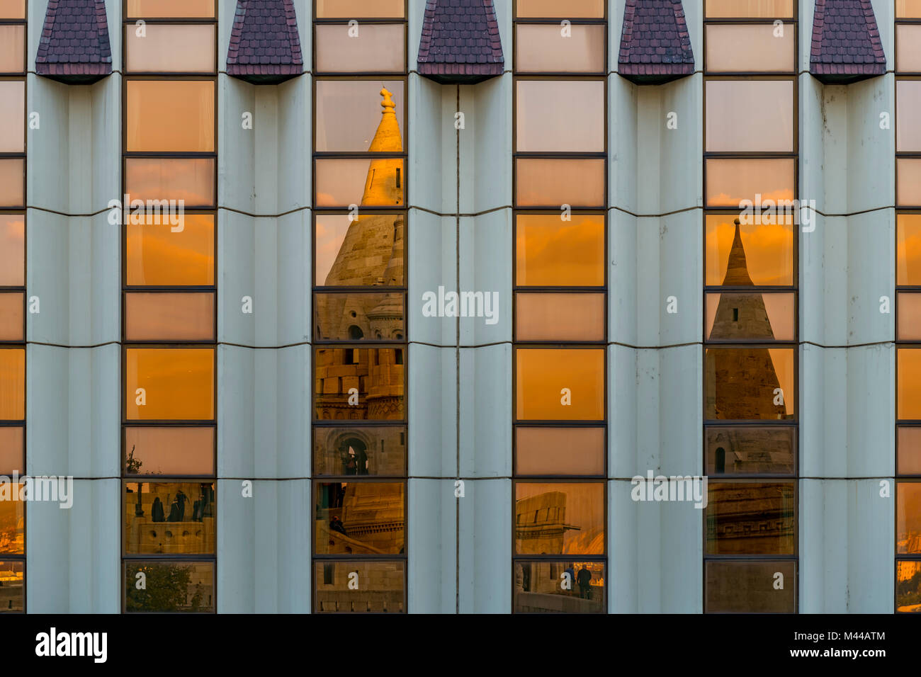 Facciata moderna dell'Hotel Hilton con la riflessione della Chiesa di Mathias,Budapest, Ungheria Foto Stock