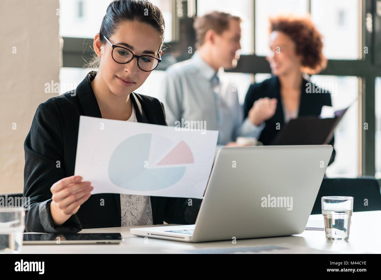 Duro lavoro di giovane donna analisi delle informazioni aziendali Foto Stock