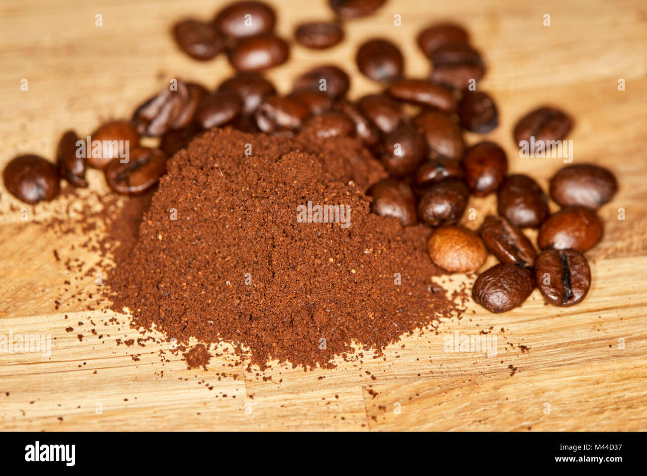 Pila di caffè appena macinato con una miscela di caffè torrefatto in grani Foto Stock