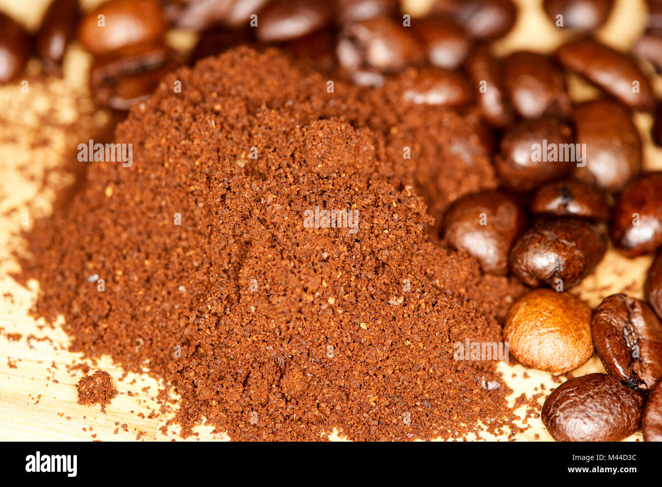 Macinatura grossolana caffè appena macinato e chicco di caffè miscela di arabica e robusta Foto Stock