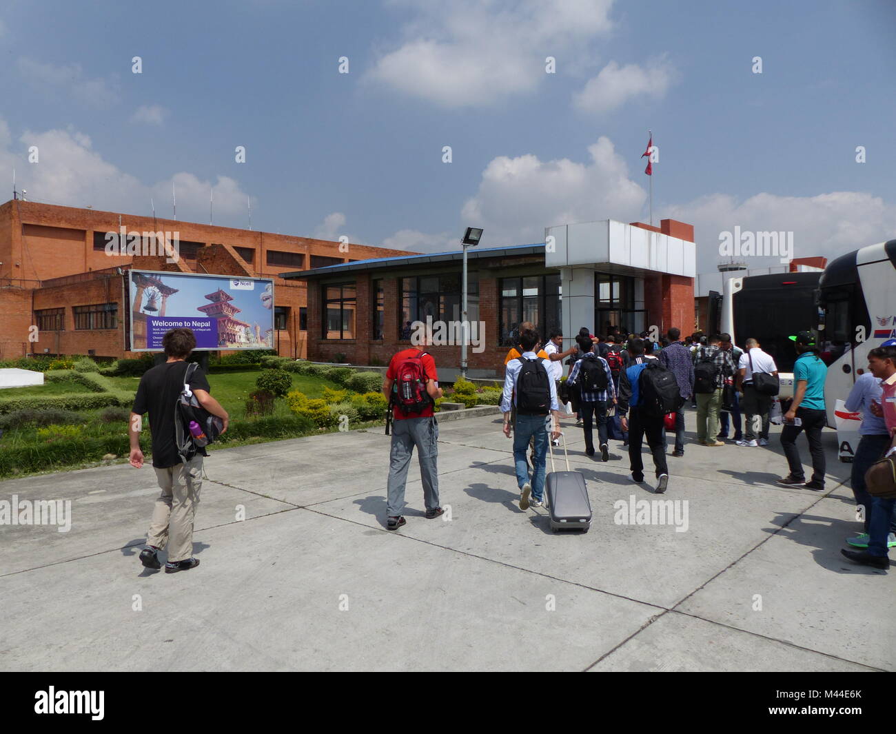 I turisti appena arrivati per l'aeroporto internazionale di Tribhuvan di Kathmandu in Nepal Foto Stock