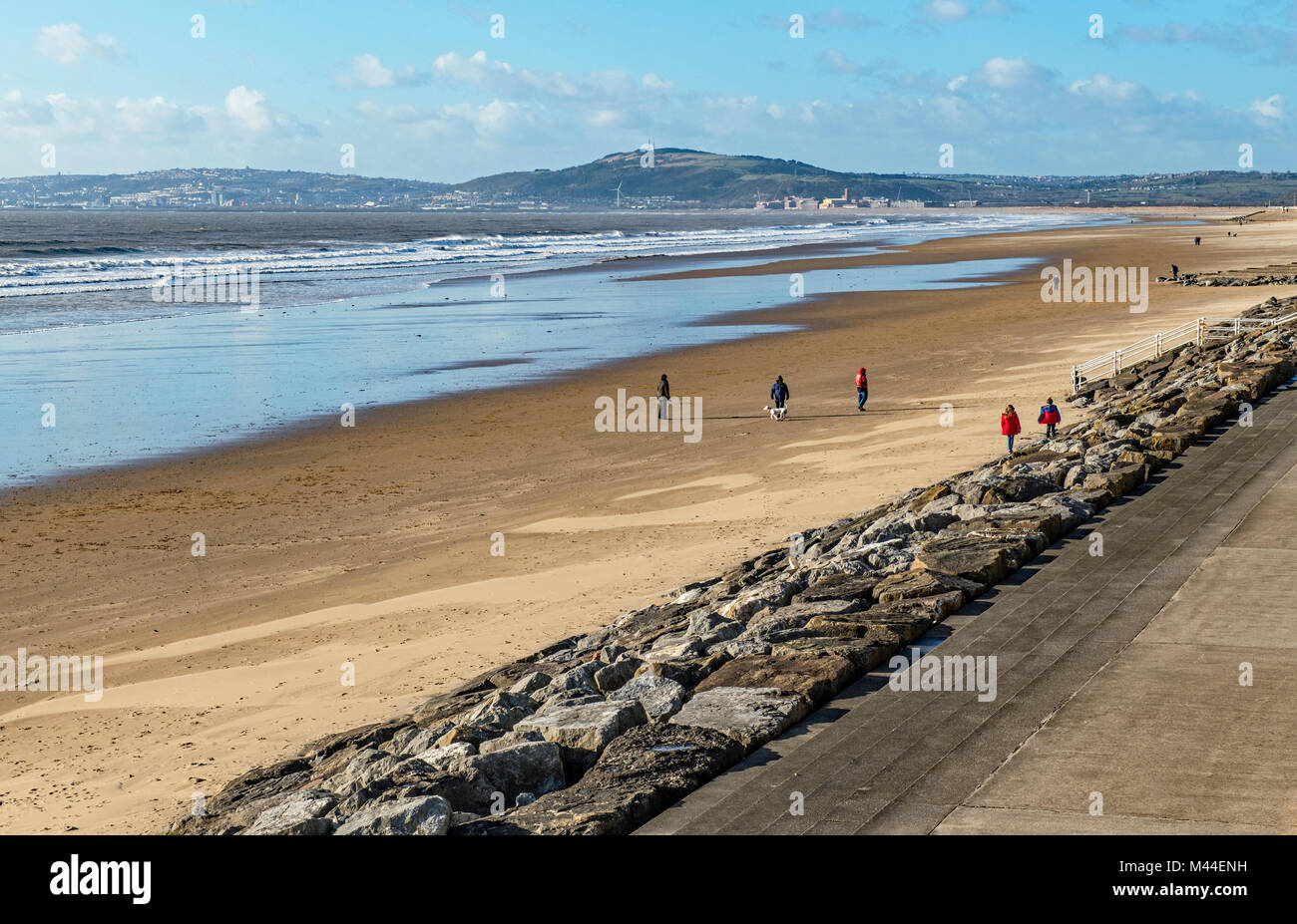 Aberavon Beach guardando ad ovest, Port Talbot, nel Galles del Sud, con la gente fuori a piedi. Foto Stock