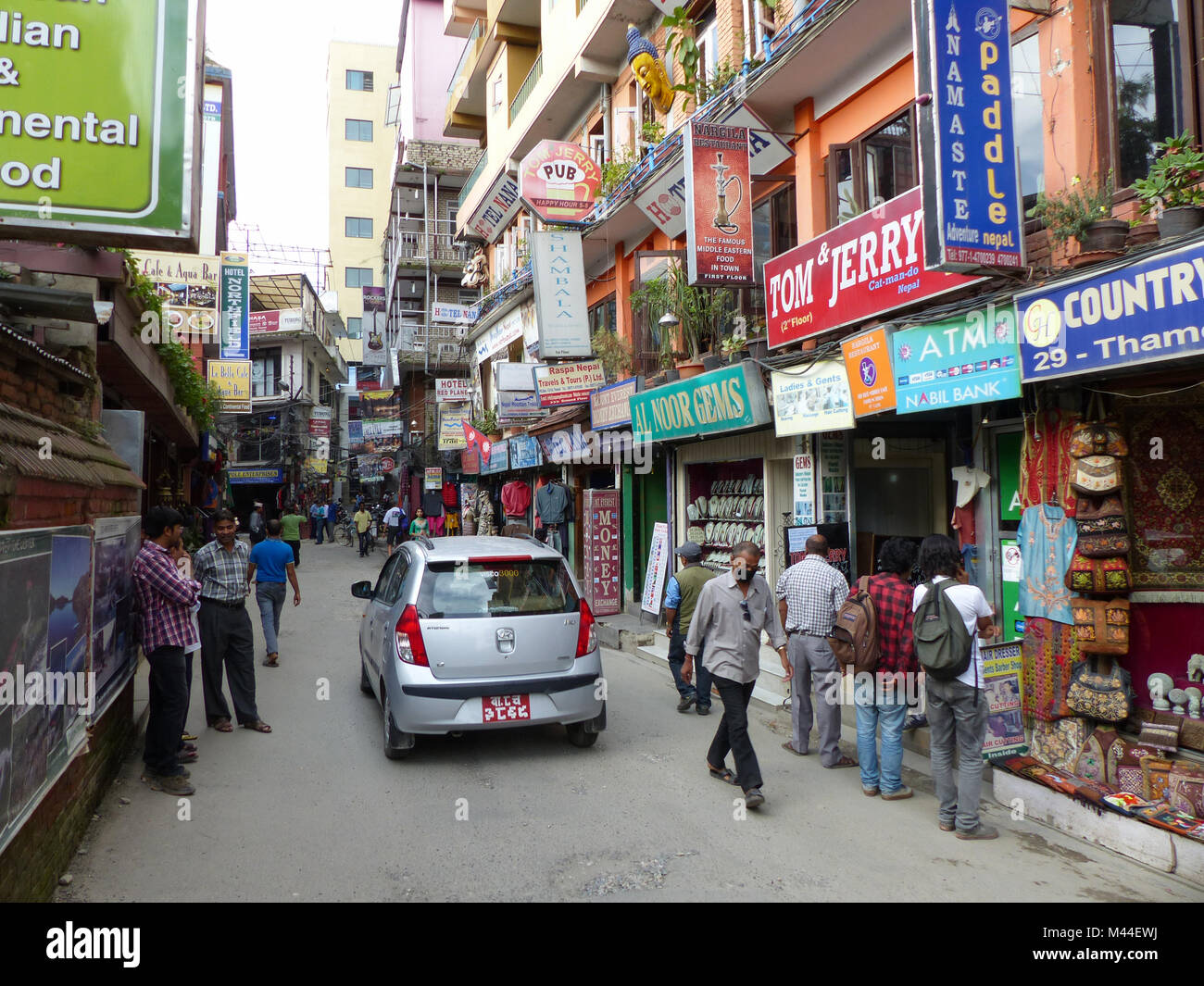 Kathmandu, Nepal, 4 settembre 2015: Street nel quartiere Thamel - Kathmandu piena di negozi Foto Stock