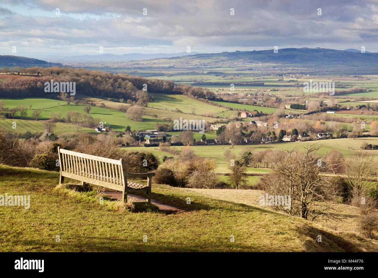 Qui sopra il banco di Broadway borgo affacciato Bredon Hill e Vale of Evesham, Broadway, il Costwolds, Worcestershire, England, Regno Unito, Europa Foto Stock