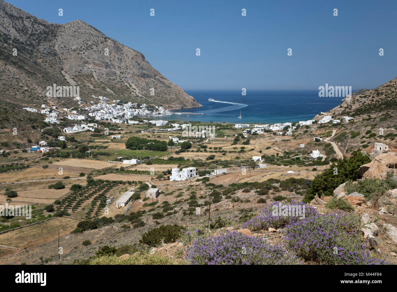 Vista su Kamares e Baia di Kamares, SIFNOS, CICLADI, il Mare Egeo e le isole greche, Grecia, Europa Foto Stock