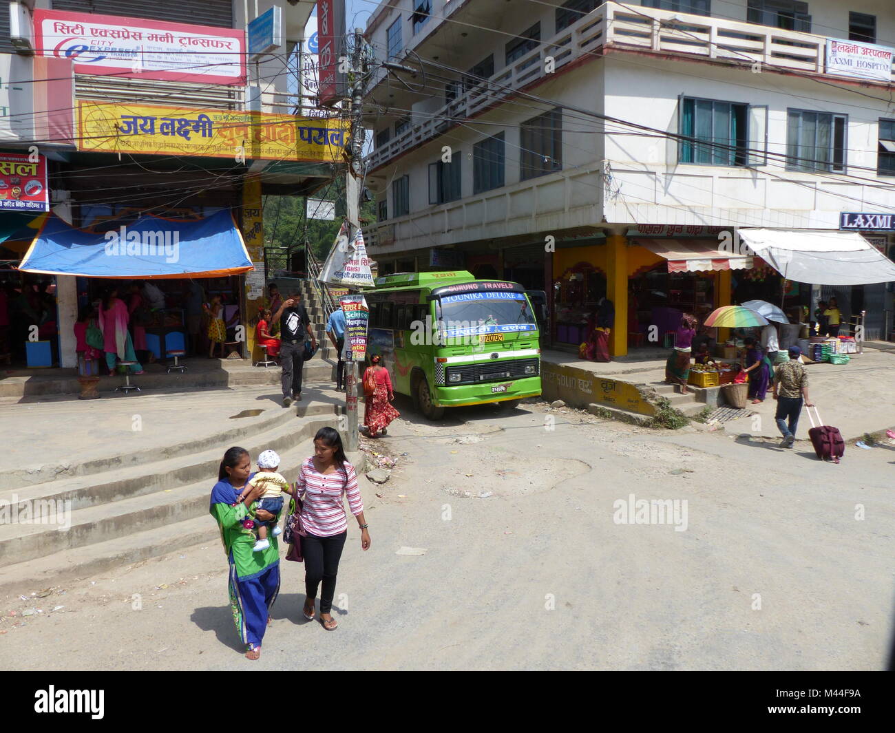 Kathmandu, Nepal, 5 settembre 2015: la gente per strada, appena un giorno ordinario di Kathmandu Foto Stock