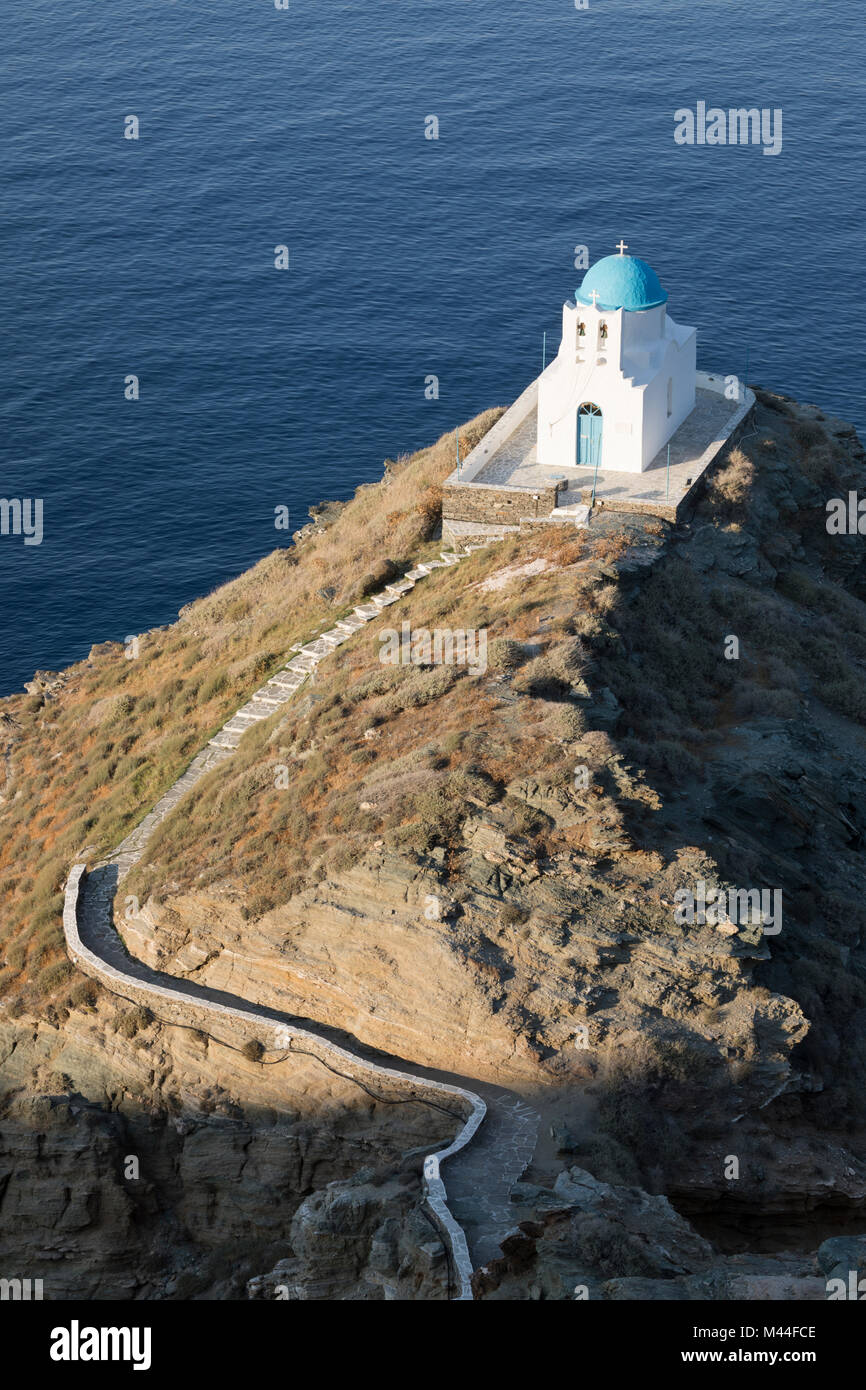 Piccolo Greco bianco cappella ortodossa di Eftamartires sulla capezzagna, Kastro, SIFNOS, CICLADI, il Mare Egeo e le isole greche, Grecia, Europa Foto Stock