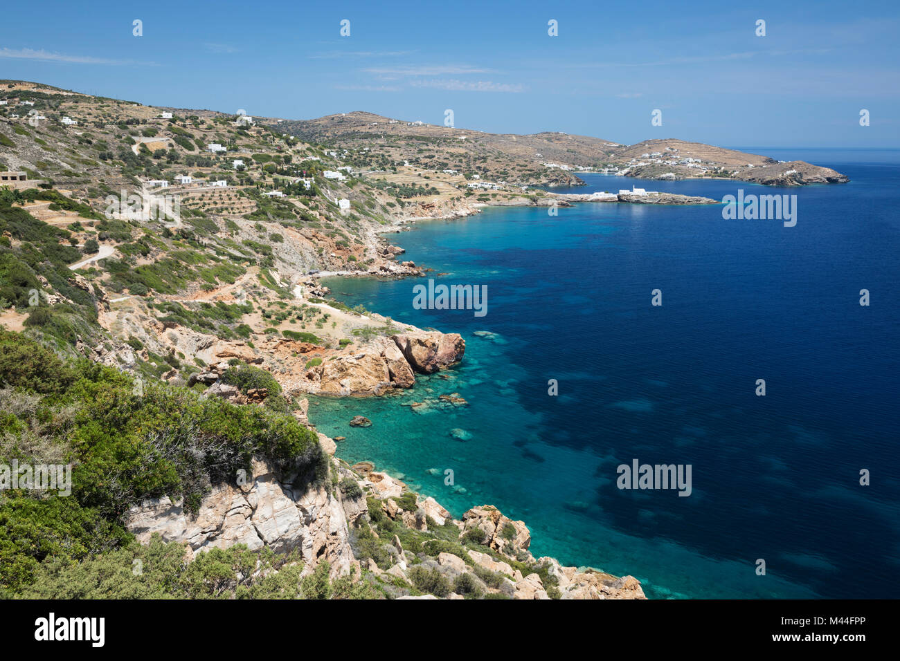 Vista lungo isola sud della costa est verso Chrisopigi, SIFNOS, CICLADI, il Mare Egeo e le isole greche, Grecia, Europa Foto Stock