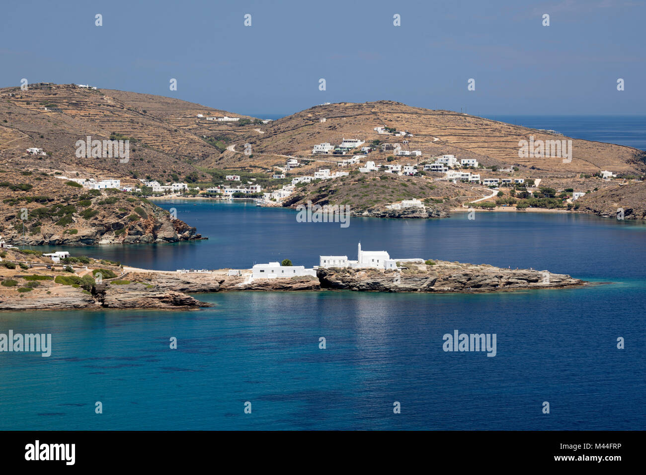 Vista del monastero di Chrisopigi e Faros sull isola della costa sud orientale, SIFNOS, CICLADI, il Mare Egeo e le isole greche, Grecia, Europa Foto Stock