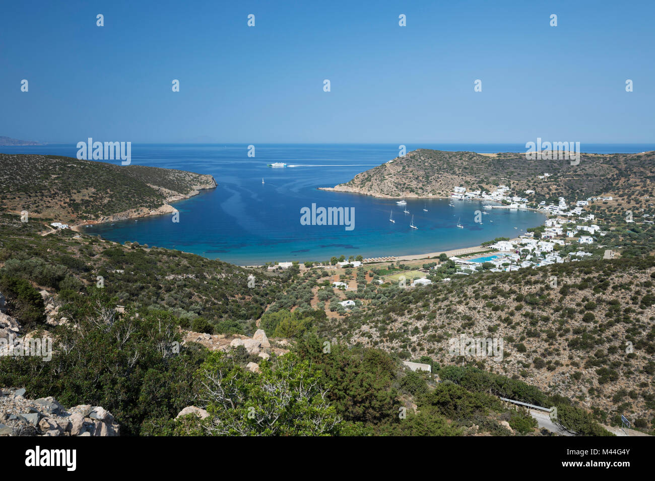Vista sulla spiaggia di Vathi, Vathi, SIFNOS, CICLADI, il Mare Egeo e le isole greche, Grecia, Europa Foto Stock