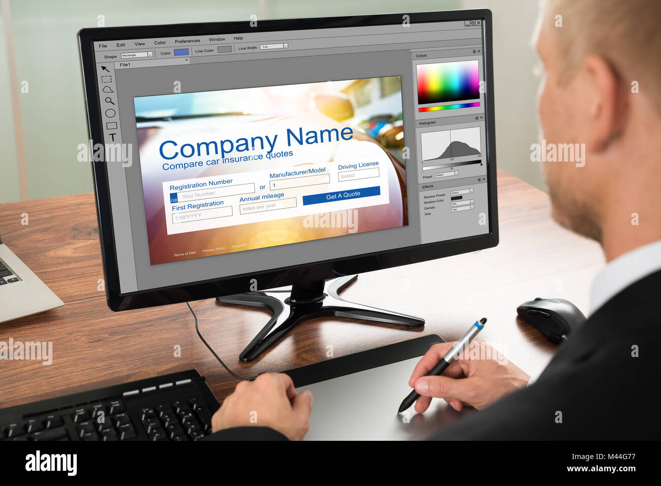 Designer rendendo il design della pagina Web sul computer utilizzando tavoletta grafica Foto Stock