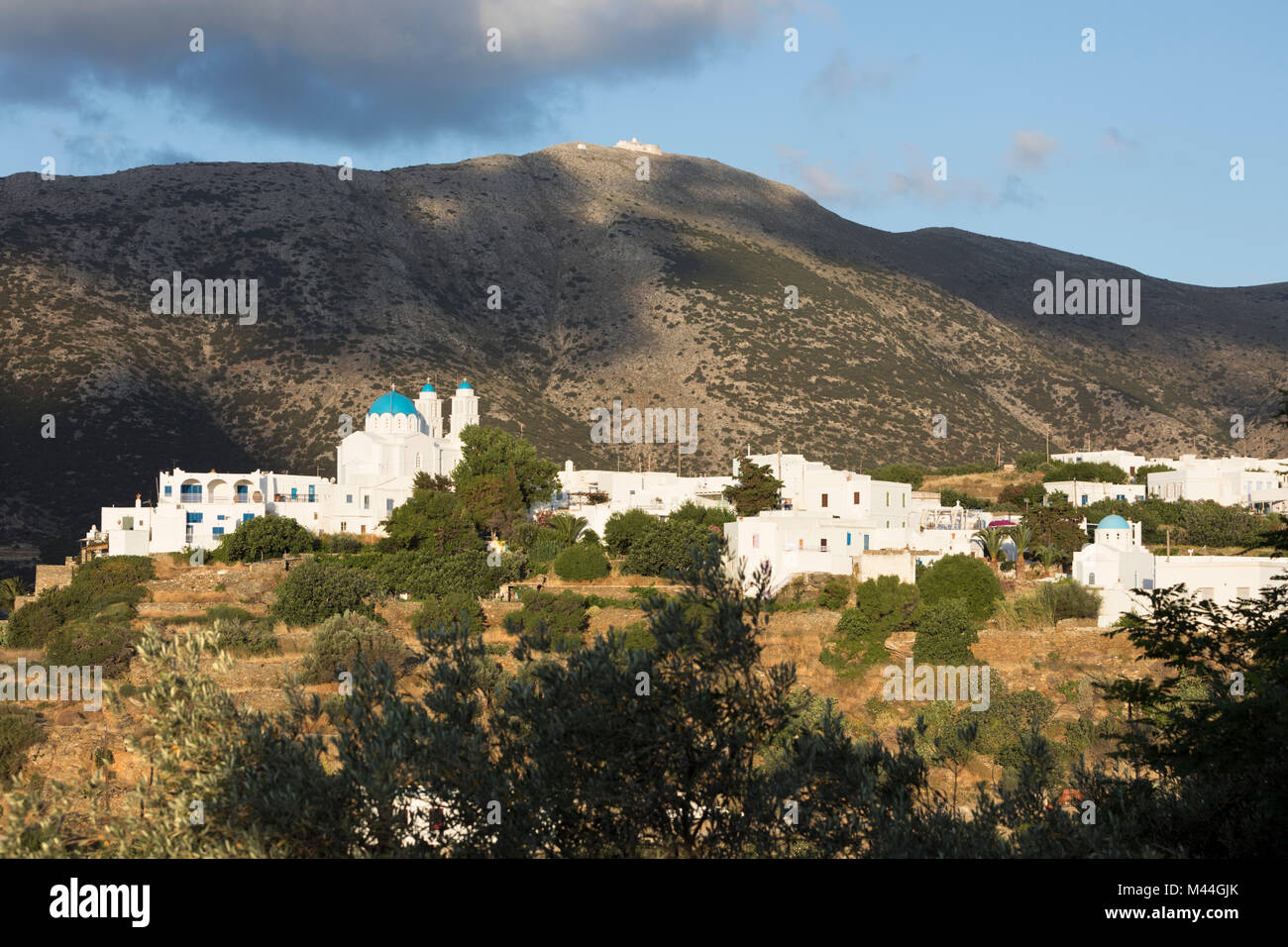 Agios Ioannis chiesa in Ano Petali con Agios Elissaios dietro, SIFNOS, CICLADI, il Mare Egeo e le isole greche, Grecia, Europa Foto Stock