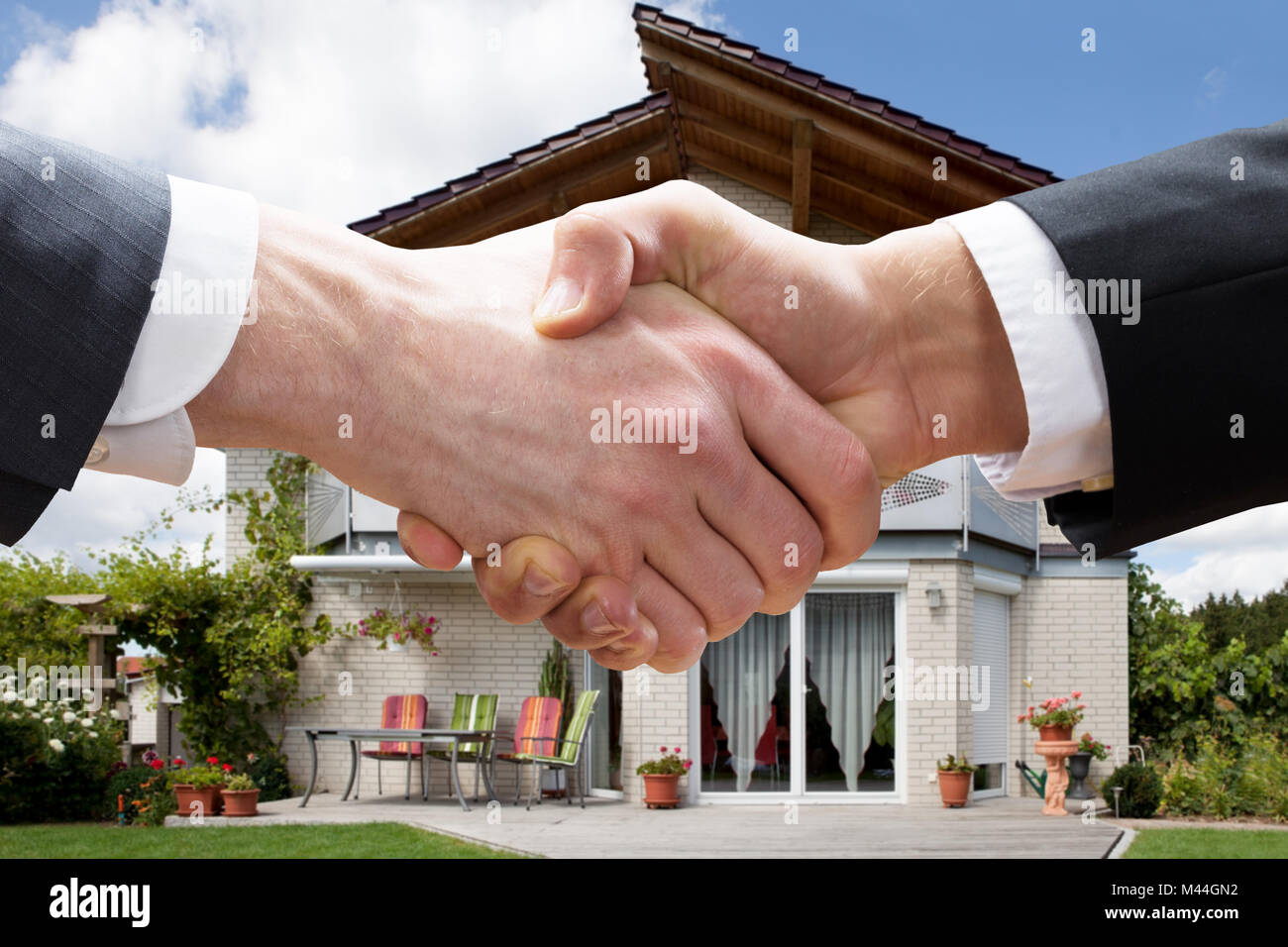 Ritagliato closeup di realtor stringono le mani con il cliente dopo la vendita di casa Foto Stock