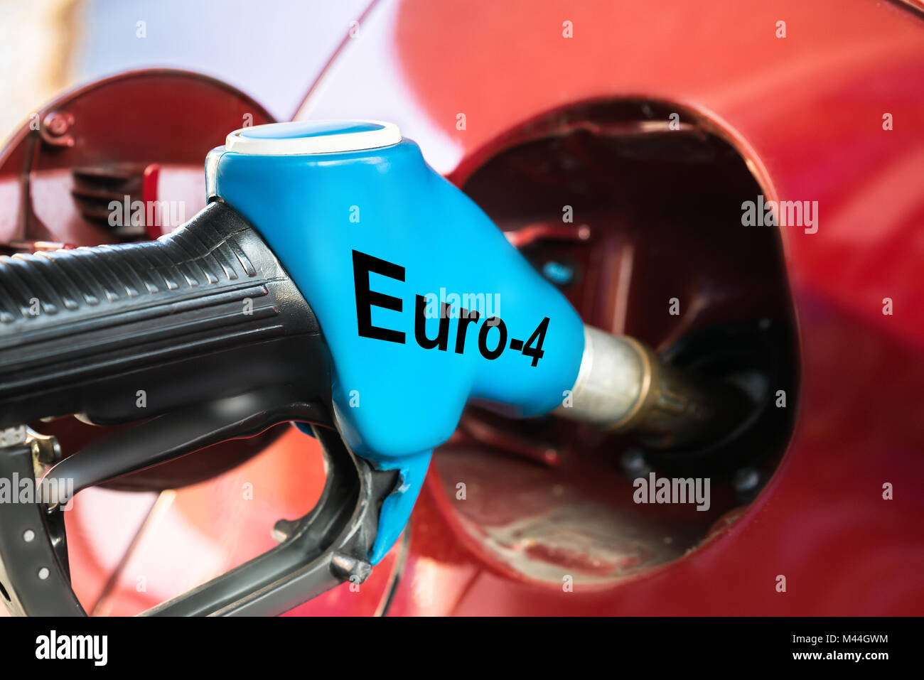 Primo piano della vettura il rifornimento di benzina con euro testo sul ugello Foto Stock