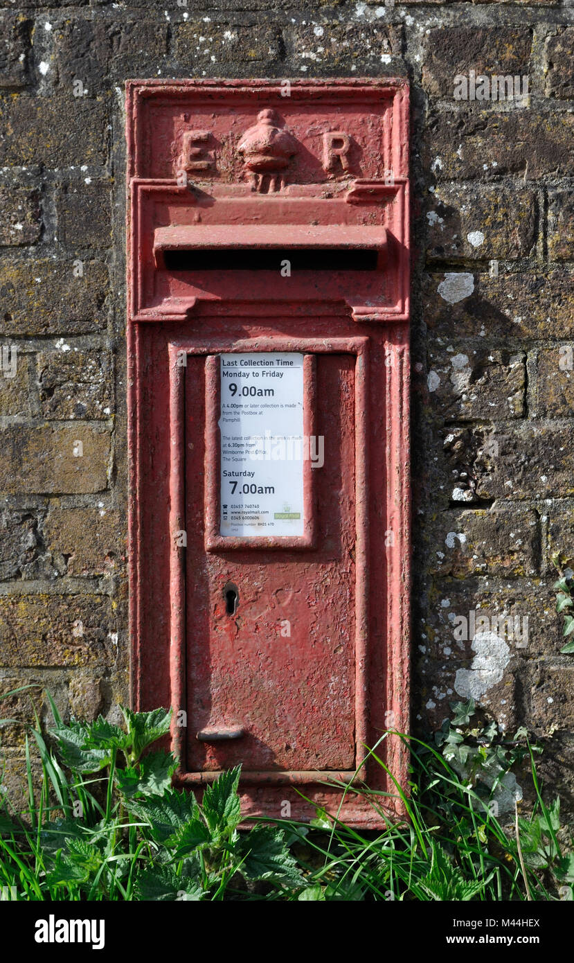 Edward VII post box set in un muro di mattoni a Cowgrove, vicino a Wimborne, Dorset. Foto Stock