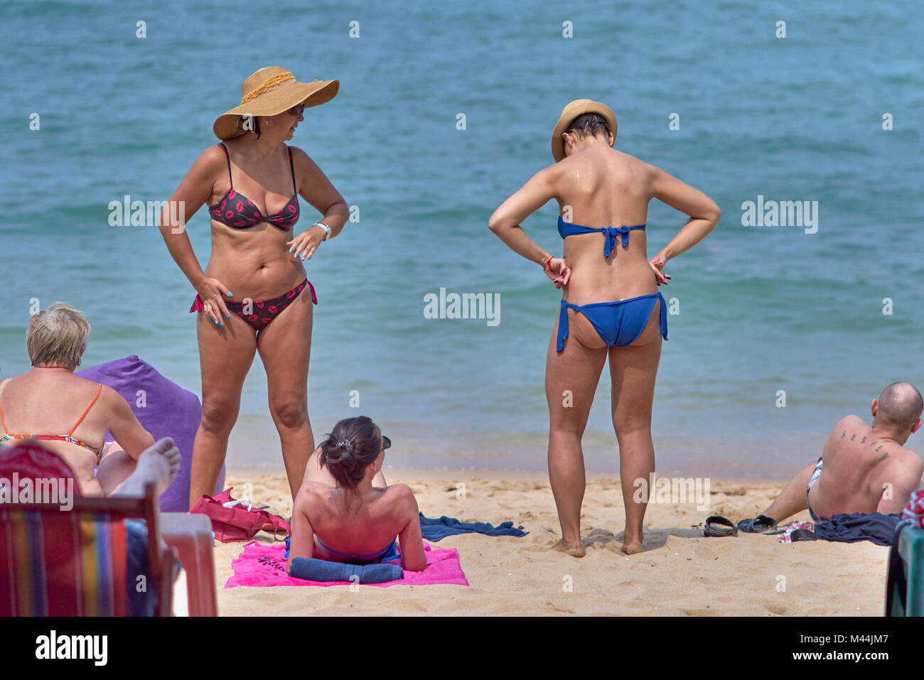 Donne in bikini in spiaggia. Pattaya Thailandia del sud-est asiatico Foto Stock
