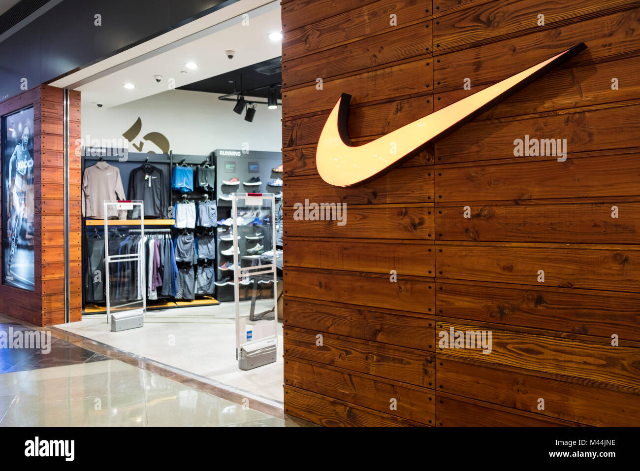 Hong Kong - Febbraio 11, 2018: negozio Nike in Hong Kong. Nike è uno dei maggiori fornitori mondiali di scarpe da ginnastica e abbigliamento. Foto Stock