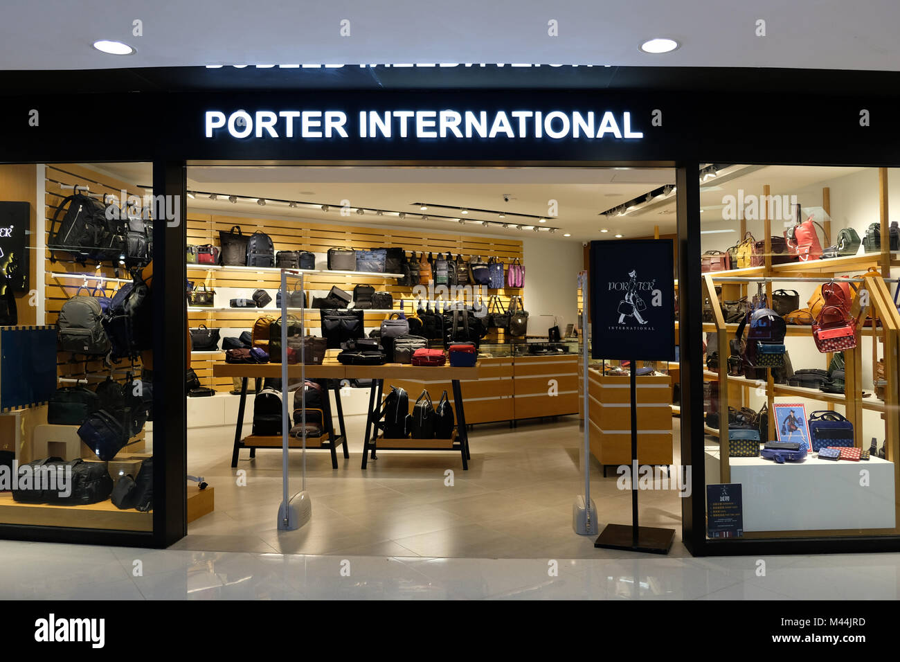 Hong Kong - Febbraio 11, 2018: Porter store in Hong Kong. Porter è il marchio principale di Yoshida & Co., Ltd che è di marca in 1962. Foto Stock