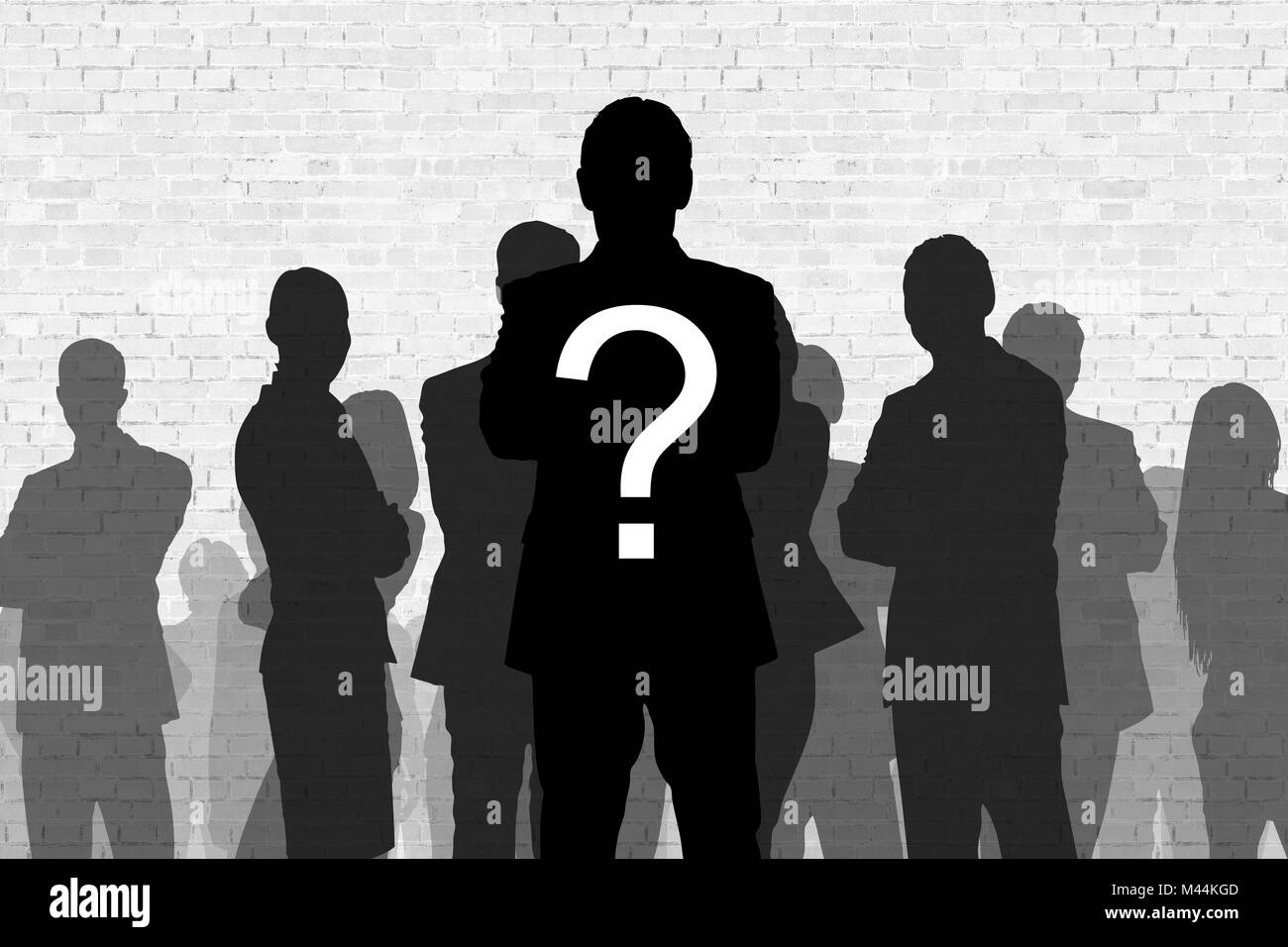 Punto interrogativo sulla silhouette uomo d affari in piedi di fronte a colleghi contro la parete Foto Stock