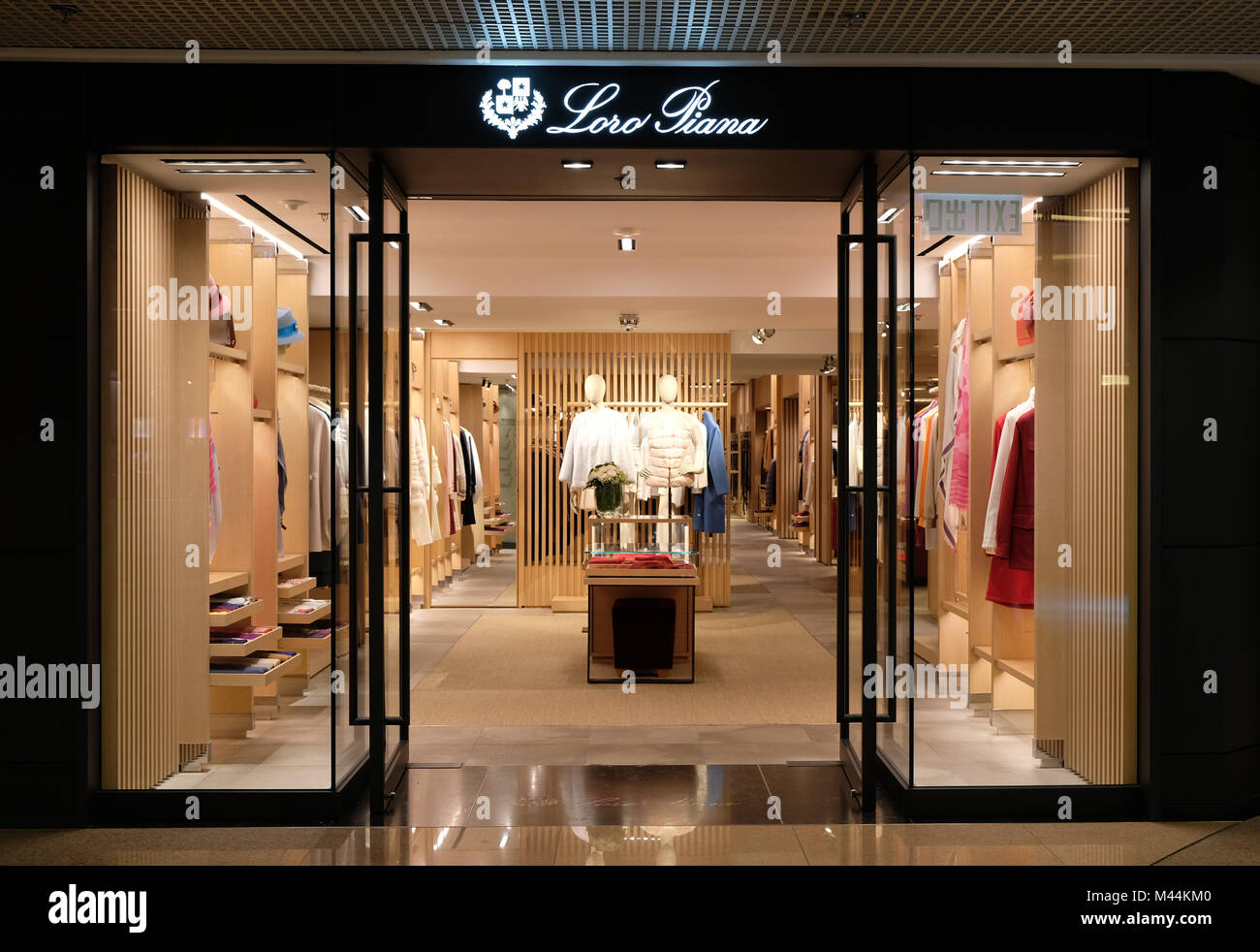 HONG KONG - 4 febbraio 2018: Loro Piana store in Hong Kong. Loro Piana è un italiano l'azienda di abbigliamento specializzata in high-end di lusso, cashmere e w Foto Stock