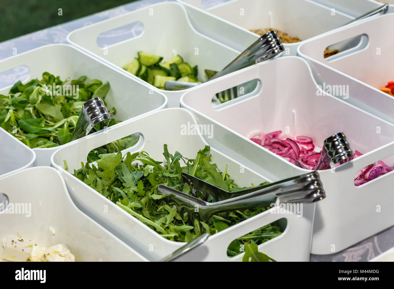Vassoi con ingredienti per insalata Foto Stock